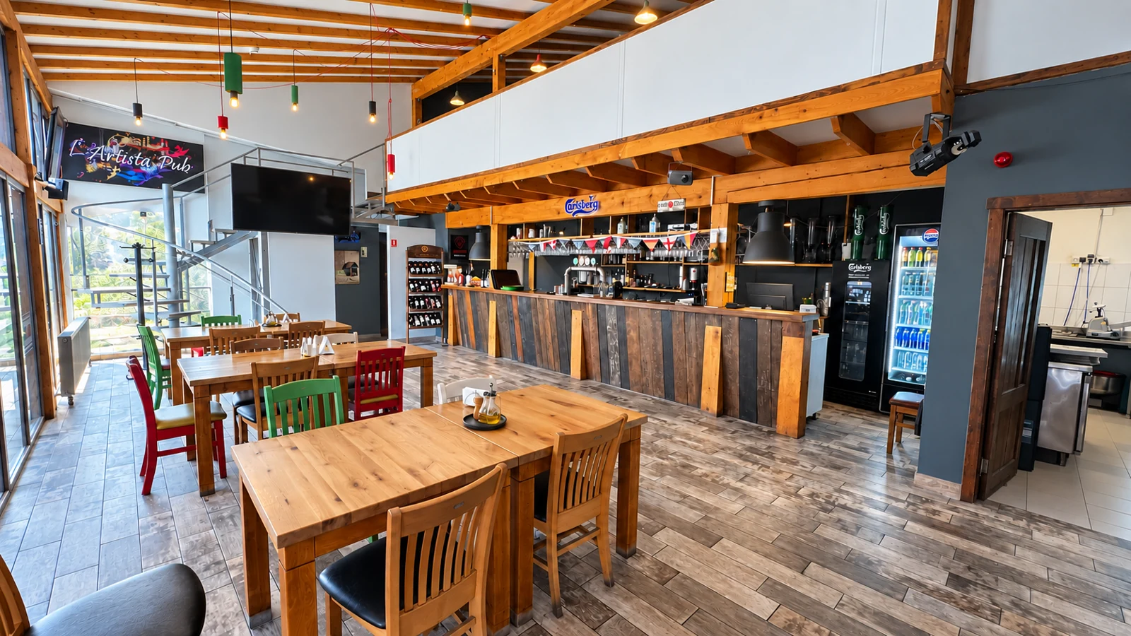 Interiorul și barul l’Artista Pub