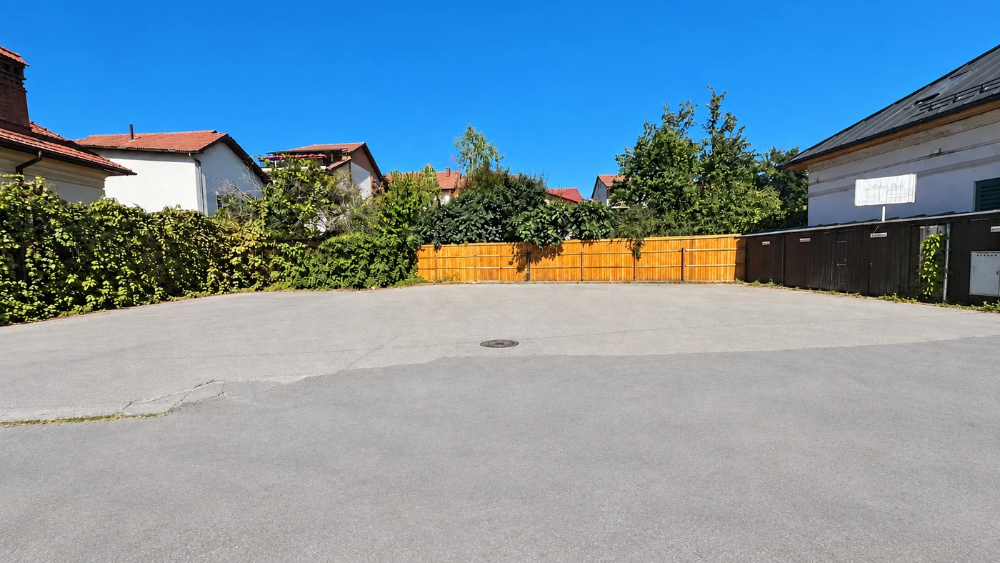 Parcarea din fața localului